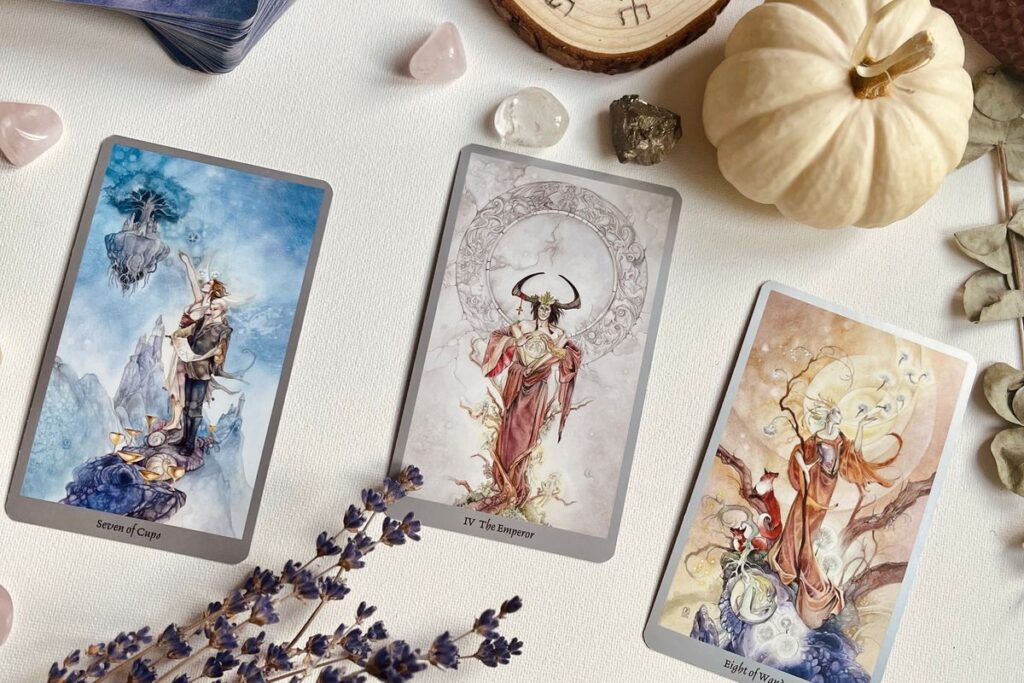 Anciennes cartes de tarot disposées sur une table, évoquant l'histoire du tarot